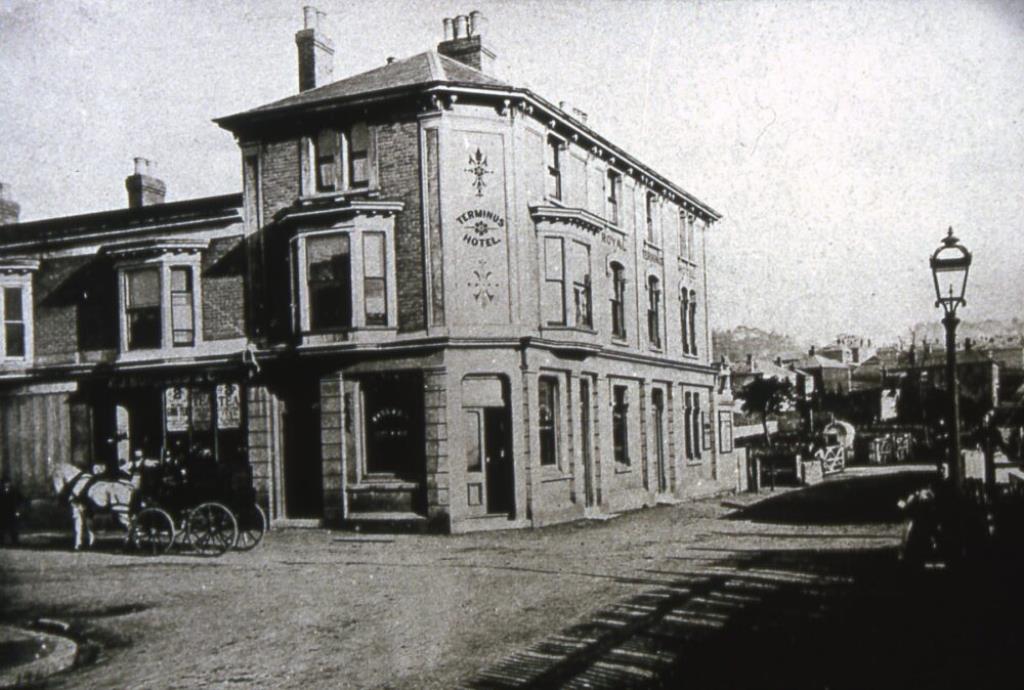 Lot: 138 - FREEHOLD FORMER HOTEL NOW ARRANGED AS TWO LARGE MAISONETTES WITH POTENTIAL - The original Terminus Hotel